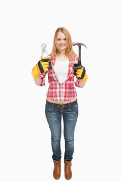 婦女站在保持工具