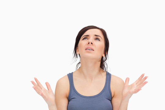 年輕的女人在尋找的時(shí)候