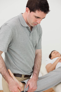 一個(gè)女人的生理伸展腿，看著她的腳