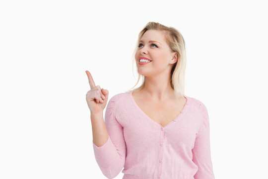 微笑的女人指著一個空白的空間
