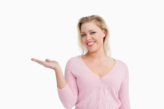 金發(fā)女人把她的手掌心向上