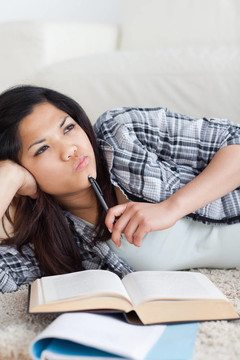 一個女人抱著一支筆和一本書