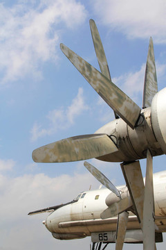 舊飛機發(fā)動機