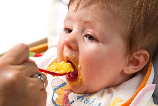 小男孩吃嬰兒