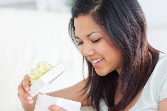 一個(gè)女人打開一個(gè)打開的禮物盒