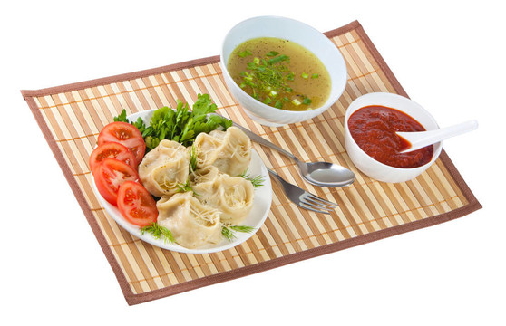 美味的hinkali與醬料和牛肉茶。