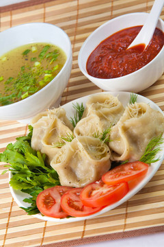 美味的hinkali與醬料和牛肉茶。