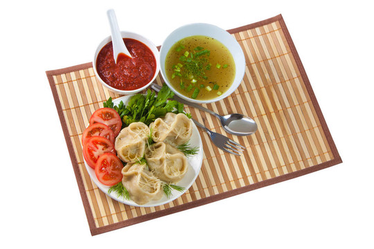 美味的hinkali與醬料和牛肉茶。
