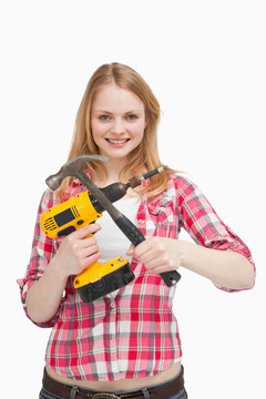 年輕女子拿著工具
