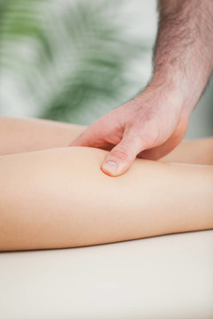 靠近一個(gè)男人一個(gè)女人的小腿按摩