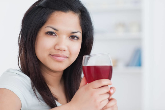 女子拿著一杯酒