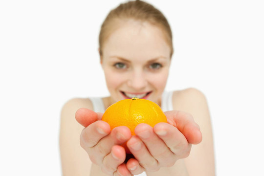 年輕的女人抱著一個Tangerine夜店