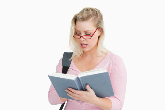 戴眼鏡的嚴肅女人看書