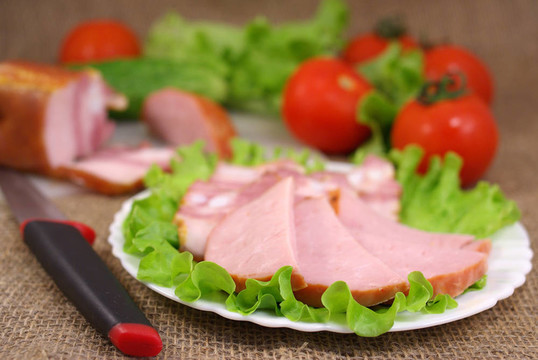 熟食肉類和蔬菜