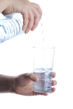 把水倒進玻璃
