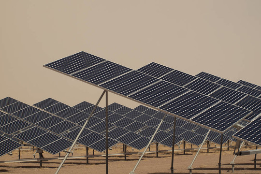 發(fā)電廠的太陽能電池板