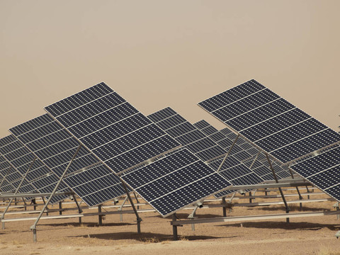 發(fā)電廠的太陽能電池板