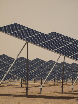 發(fā)電廠的太陽能電池板