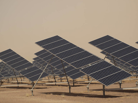 發(fā)電廠的太陽能電池板