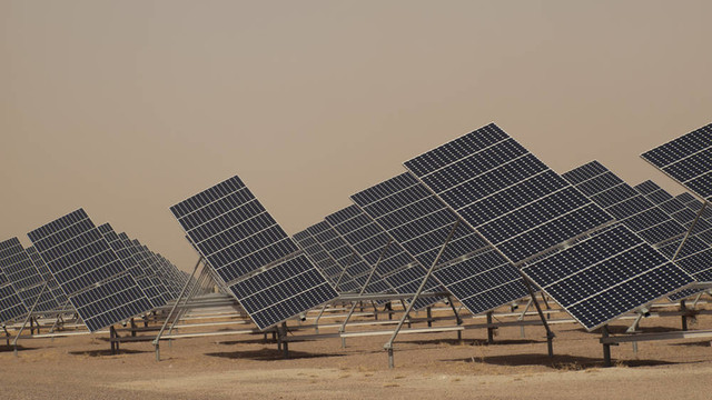 發(fā)電廠的太陽能電池板