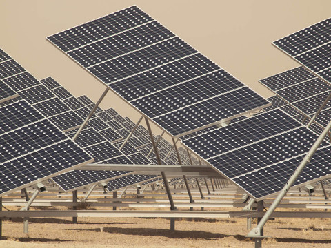 發(fā)電廠的太陽能電池板