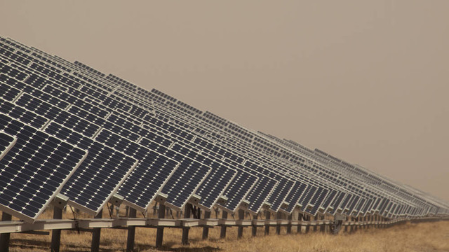 發(fā)電廠的太陽能電池板