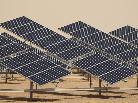 發(fā)電廠的太陽(yáng)能電池板