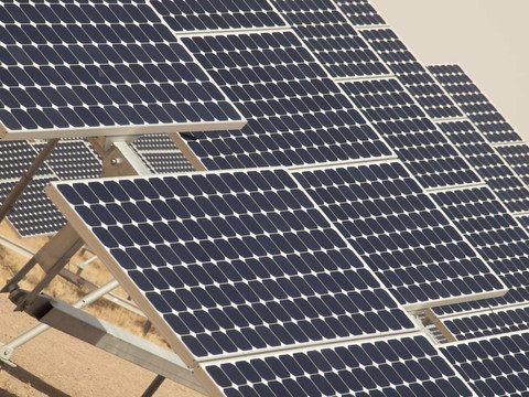 發(fā)電廠的太陽(yáng)能電池板