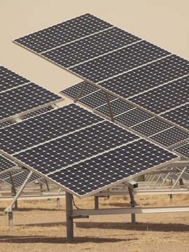 發(fā)電廠的太陽能電池板