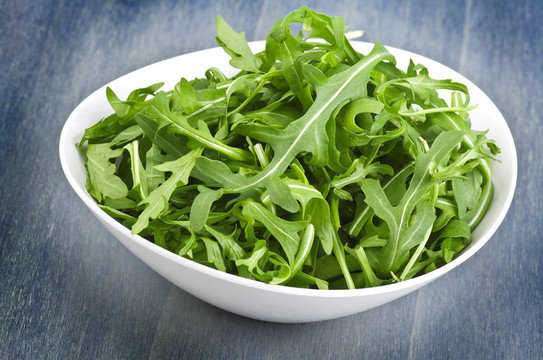 Fresh Arugula Green在白碗