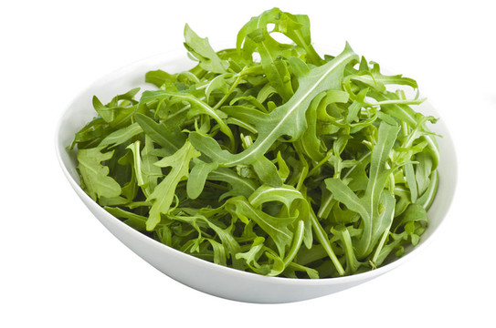 Fresh Arugula Green在白碗