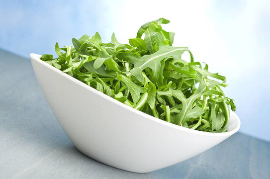 Fresh Arugula Green在白碗