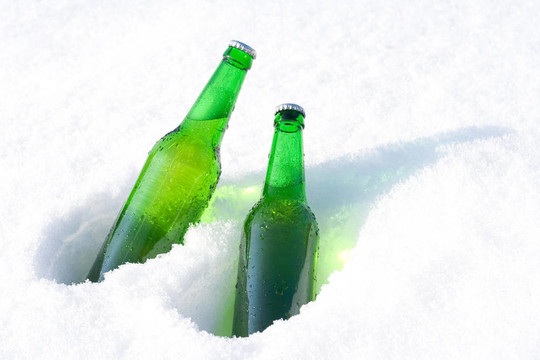 雪中的啤酒瓶