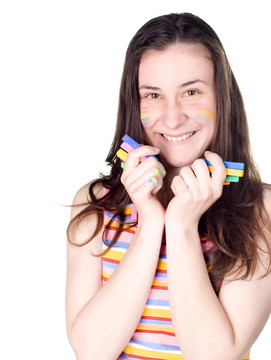 微笑的女孩用彩色显示颜色的粉笔