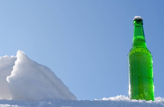 雪中的啤酒瓶