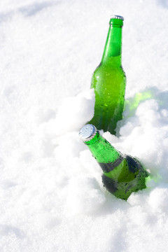 雪中的啤酒瓶