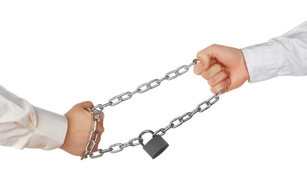 兩只手拉著一個鎖著的鏈子