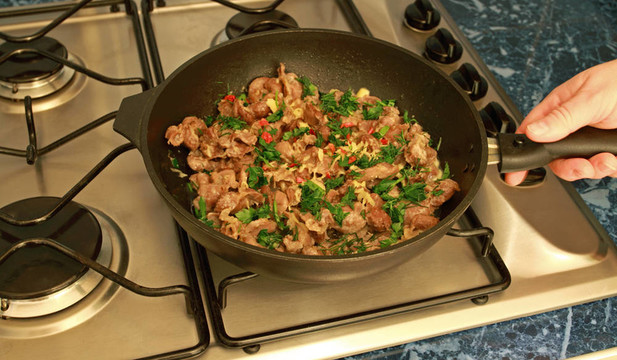 烤的肉和奶酪；新鮮香料