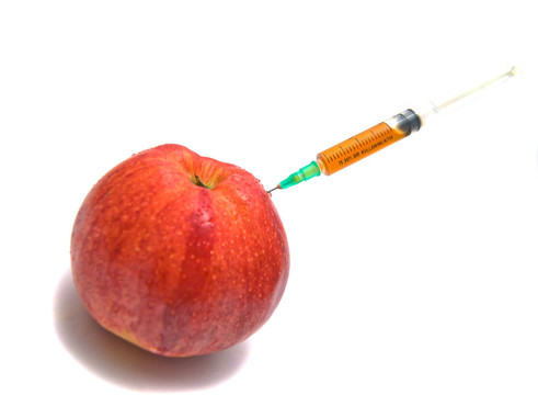 紅色的蘋果和白色的注射器