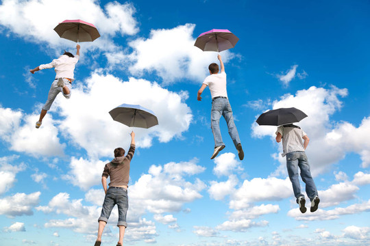 在白色的天空中放飛四個帶著白色雨傘的朋友