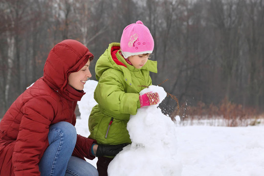 冬日的一天，女兒的母親造型的雪人