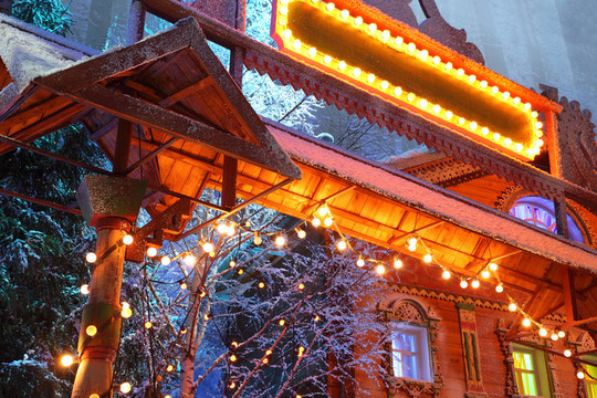 装饰-美丽的木屋；照明；树上的雪