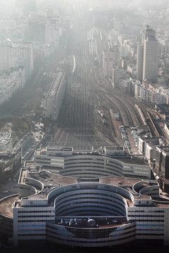 投標(biāo)和美麗的冬季在巴黎的Gare Montparnasse；法國；俯視圖