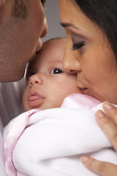 Mixed Race Young與Newborn Baby家族