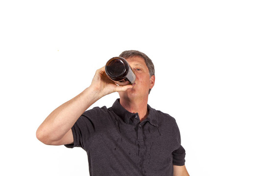 男人喝酒
