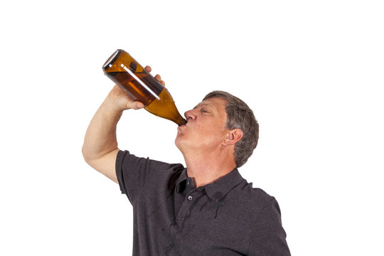 男人喝酒