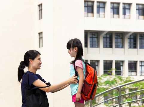 學(xué)校里的母親與女孩交流