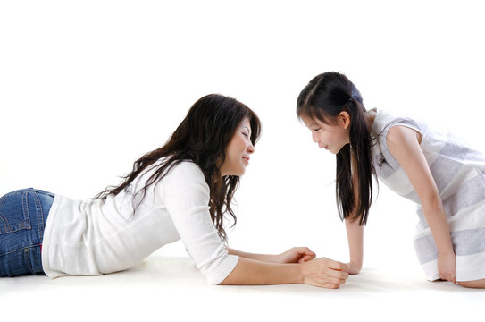 白人背景下的亞洲母親和女兒