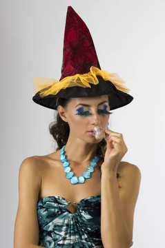 高紅魔法殼中的一個(gè)年輕的女巫
