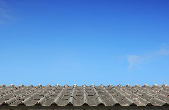 藍(lán)天上的老屋頂
